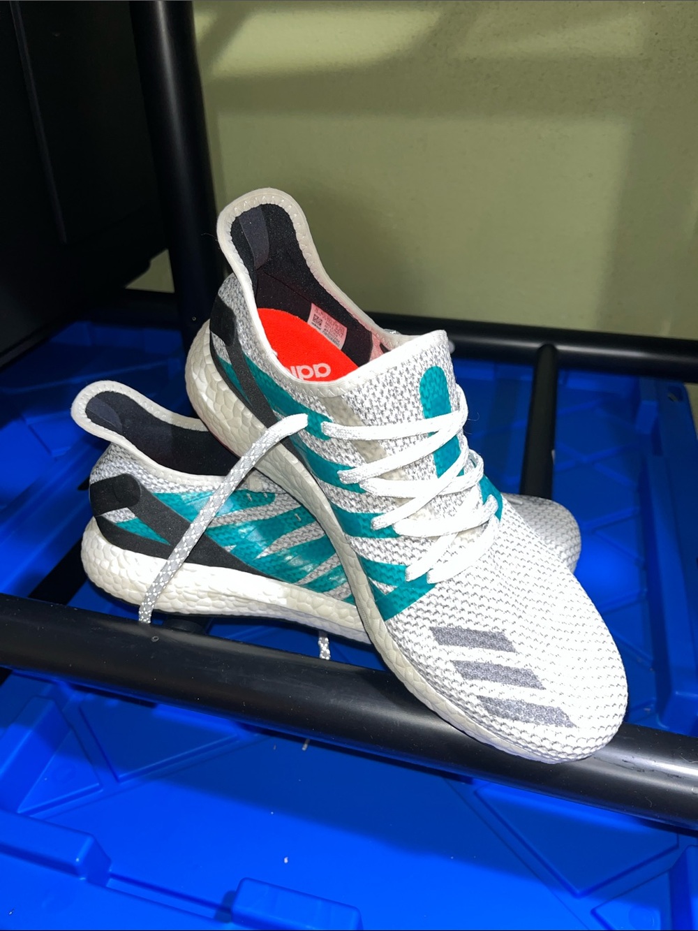 Am4ldn adidas
Adidas White and Teal Athletic Running Shoes  brand new never worn